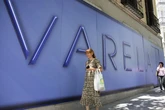 La familia de Felipe Varela, ex modista de Letizia, exprime sus antiguas colecciones y abre tiendón en la calle Serrano