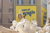 Un enorme cartel de un plátano frente a la Fontana de Trevi de Roma desata una gran polémica