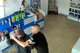 Los empleados de una gasolinera plantan cara aun atracador armado con una pistola