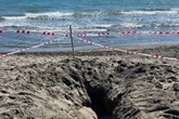 Investigan por homicidio imprudente al padre del adolescente muerto tras quedar atrapado en un hoyo que cavó en la playa de Montalto (Italia): "Es inhumano, no maté a mi hijo"