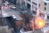 Momento en el que se abre un enrome socavón ante un hospital en Bangkok