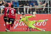 El Mirandés vence al Oviedo, que falló un penalti, y defenderá su sueño en el Tartiere