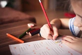 Giro de 180 en las ayudas familiares: la Seguridad Social ofrece hasta 1.380 € por hijo menor: edad y requisitos