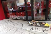 Vandalizan la sede del PSOE de Cantabria con pintadas y basura: "Mafia" y "H.D.P."