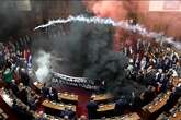 Caos absoluto en el Parlamento de Serbia con el lanzamiento de bengalas y bombas de humo