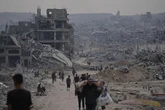 Los gazatíes regresan a sus hogares en ruinas mientras la ayuda humanitaria entra a cuentagotas