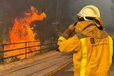 Un incendio con cinco focos obliga al confinamiento de siete municipios en Pontevedra