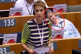 Se queda completamente dormido durante la intervención de María Chivite en el Parlamento Europeo