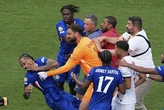 Luis Enrique asegura que quería "separar a los jugadores" en la tangana del Chelsea - PSG: "Soy tonto. Me empuja, le toco y se tira..."