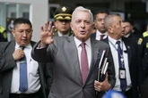 El Tribunal Superior de Bogotá ordena la libertad inmediata del ex presidente Álvaro Uribe, condenado a doce años de prisión domiciliaria por un caso de sobornos