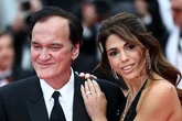 Modelo y cantante 20 años menor e hija del "rey del pop israelí": así es la mujer de Quentin Tarantino con la que ha acudido a Cannes