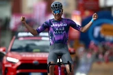 Ayuso da otro susto a Roglic en el día de la primera escapada exitosa del Giro culminada por Plapp