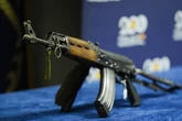 Alerta por la estética paramilitar y el uso de kalashnikovs entre las redes del narco: "Anuncian violencia"