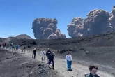 Turistas huyen a la carreta por una fuerte erupción del Etna: "Todos están en pánico"