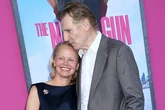 Pamela Anderson y Liam Neeson, el romance que todos deberíamos celebrar