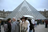 El Museo del Louvre decide en el último momento permanecer cerrado este lunes tras el robo de las joyas y deja a decenas de turistas en la puerta