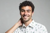La imagen de Luigi Mangione usada para modelar una camisa en Shein