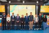 Glovo usa ante el juez la foto con Illa y los sindicatos como prueba de su "apoyo" al proceso de "regularización" de los riders