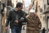 Charo García, la actriz que debutó a los 90 años de la mano de Daniel Guzmán: "Este hombre saca de mí el lado sinvergüenza", decía