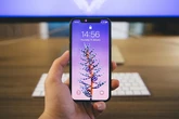 Ni el brillo de la pantalla ni Siri: desactiva estas dos funciones que tiene el iPhone y están gastando toda tu batería