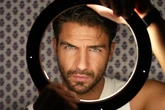 Maxi Iglesias: "Llevo años trabajando para que me den papeles que no sean de guapo, no me los dan y me he hartado"