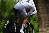 La supervivencia de Ayuso para asaltar la maglia rosa: caídas, heridas, rivales inesperados y un diluvio