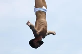 Carlos Gimeno, el hombre que salta desde un noveno piso patrocinado por 'Onlyfans', hace historia en la natación española