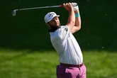 Jon Rahm peleará por el PGA Championship tras una accidentada tercera ronda: bolazo en la cabeza a un espectador y un corte en el brazo