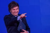 El sueño teatral de Milei: actuar junto al Muro de Berlín en el papel de abogado defensor del capitalismo y rodeado de "rubias voluptuosas"