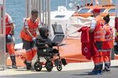 38 personas rescatadas, entre ellas una mujer sin piernas, en una patera a 40 kilómetros de Lanzarote