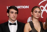 Manuela y Carlos, los desconocidos nietos de Raphael: estudiante de psicología, un forofo de Frank Sinatra...