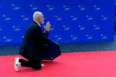 Edi Rama, primer ministro de Albania, se arrodilla para recibir a Giorgia Meloni en una cumbre
