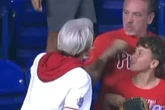 Un bate firmado y una caravana, los regalos a un niño aficionado al béisbol que se quedó sin una bola de jonrón que quería como recuerdo