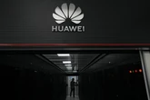 Bruselas alerta de que España actúa en contra de sus avisos con Huawei: lleva advirtiendo dos años del "alto riesgo" de espionaje