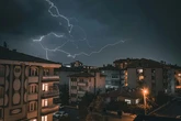 Nunca dejes estos tres electrodomésticos enchufados durante una tormenta eléctrica