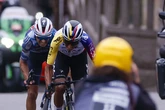 Bernal se impone a Mikel Landa en otro bochornoso y precipitado final