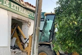 Asaltan de madrugada una sucursal bancaria con una retroexcavadora pero no logran llevarse el botín