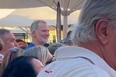 Jaime Anglada hace bailar a su amigo Felipe VI en su concierto tras la Copa del Rey de Vela de Palma
