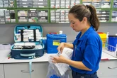 España tiene más proporción de mujeres jóvenes trabajando o buscando empleo que la UE, pero está por debajo para los hombres