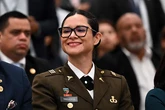 "Corte de cabello adecuado, uniforme limpio y saludo respetuoso": disciplina militar en las escuelas de El Salvador para evitar que se recluten pandilleros