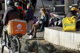 De la "estrategia típica de depredación" a la "ineficiencia": la pugna entre Glovo y Just Eat en los tribunales por los falsos autónomos y con 295 millones en juego