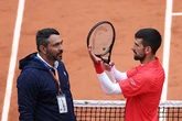 Djokovic vence en primera ronda y lidera una revuelta en la central de Roland Garros: "Fermer le toit!"
