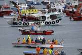 Miles de personas protestan por tierra y mar contra Altri y la mina de Touro