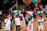 Manifestantes pro-Palestina cortan la Vuelta en el km 19, pero la Guardia Civil frustra el bloqueo