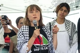 La activista Greta Thunbergt y el actor de Juego de Tronos Liam Cunningham, juntos en un barco de ayuda que navega hacia Gaza