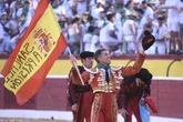 El torero Manuel Escribano ondea una bandera en la plaza de Huesca en la que se lee "Sánchez a prisión"