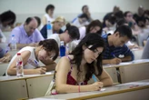 Más de 250.000 profesores se examinan en toda España en las primeras oposiciones de la pandemia