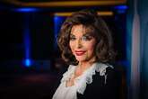 Joan Collins, encantada con su nuevo papel protagonista a sus 91 años y feliz con su marido, 30 años menor