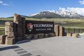 Una mujer sufre quemaduras en la pierna tras caer en agua hirviendo al caminar fuera de un sendero cerca del géiser Old Faithful en el Parque Yellowstone