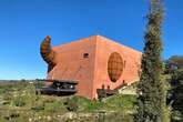 Cuando Philippe Starck cayó rendido al virgen extra: así es la espectacular almazara que ha diseñado en la Serranía de Ronda